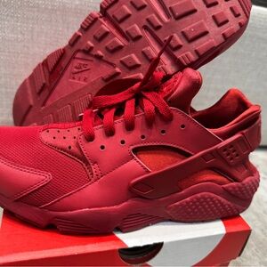 Nike Air Huarache in Varsity Red